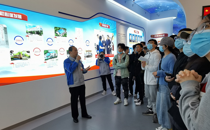景书记从午夜三级电影网的品牌、企业理念、公司规模、全球布局等方面介绍了公司