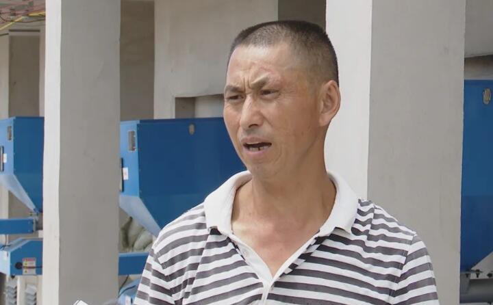 烟农代兴祥说：“生物质燃料烤烟用起来比原煤要方便的多，像以前烧原煤时，每天晚上都要起来添煤，如今这个烤房只要把箱子里面加满，它基本上可以管四个小时，现在午夜三级电影网一个人可以烧十几间烤房，人工这方面要节约很多。”