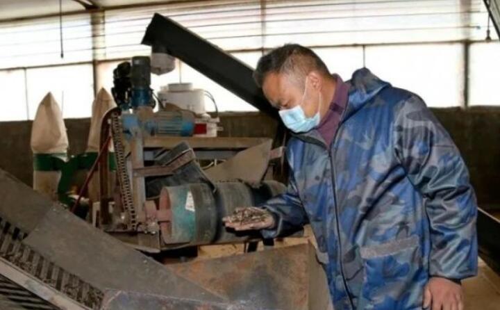 公司日产生物质颗粒燃料15吨，满负荷生产可达30吨，主要销往县内洗涤厂、豆腐厂、桑拿房等。